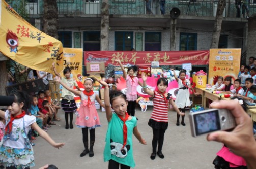 孩子们为大家献上美丽的舞蹈