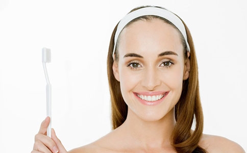 牙齿矫正过程中正确的刷牙方法